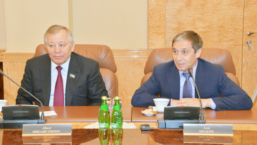    Азат Хаким (справа) и один из бенефициаров ТАИФа Альберт Шибагутдинов. Фото: tatarstan.ru