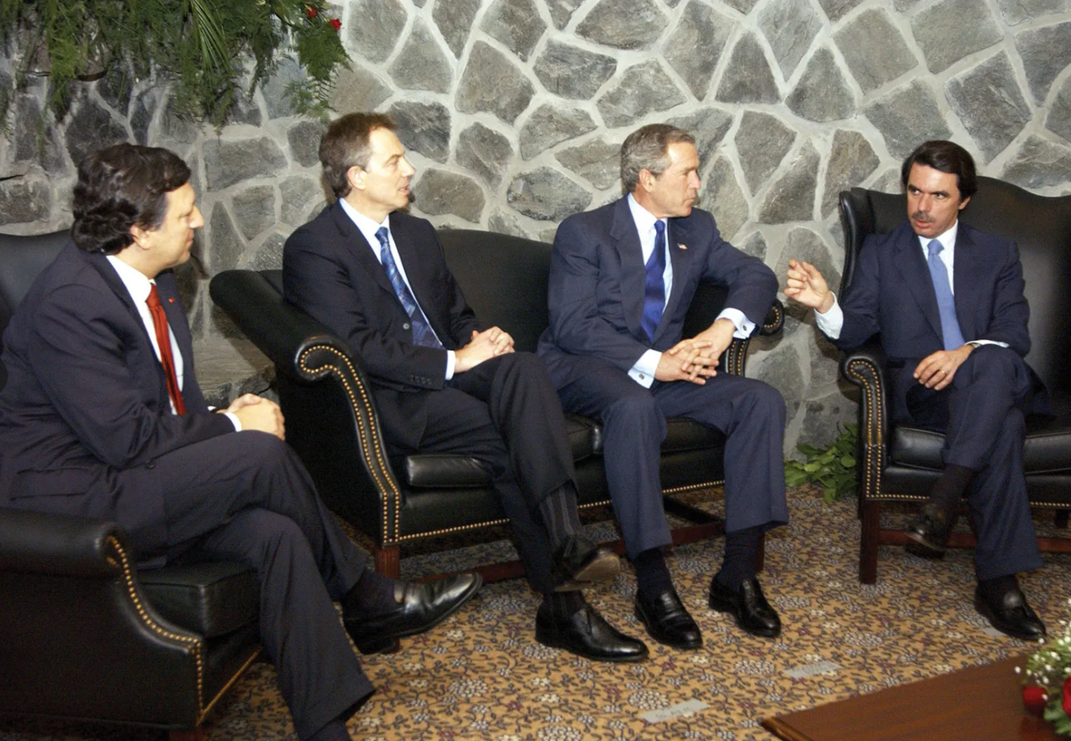 Чрезвычайный саммит перед войной в Ираке. (Слева направо) премьер-министр Португалии Жозе Мануэл Дурау Баррозу, премьер-министр Великобритании Тони Блэр, президент США Джордж Буш-младший и премьер-министр Испании Хосе Мария Аснар проводят чрезвычайный саммит 16 марта 2003 года на Азорских островах в Португалии в преддверии вторжения в Ирак и начала войны в Ираке.