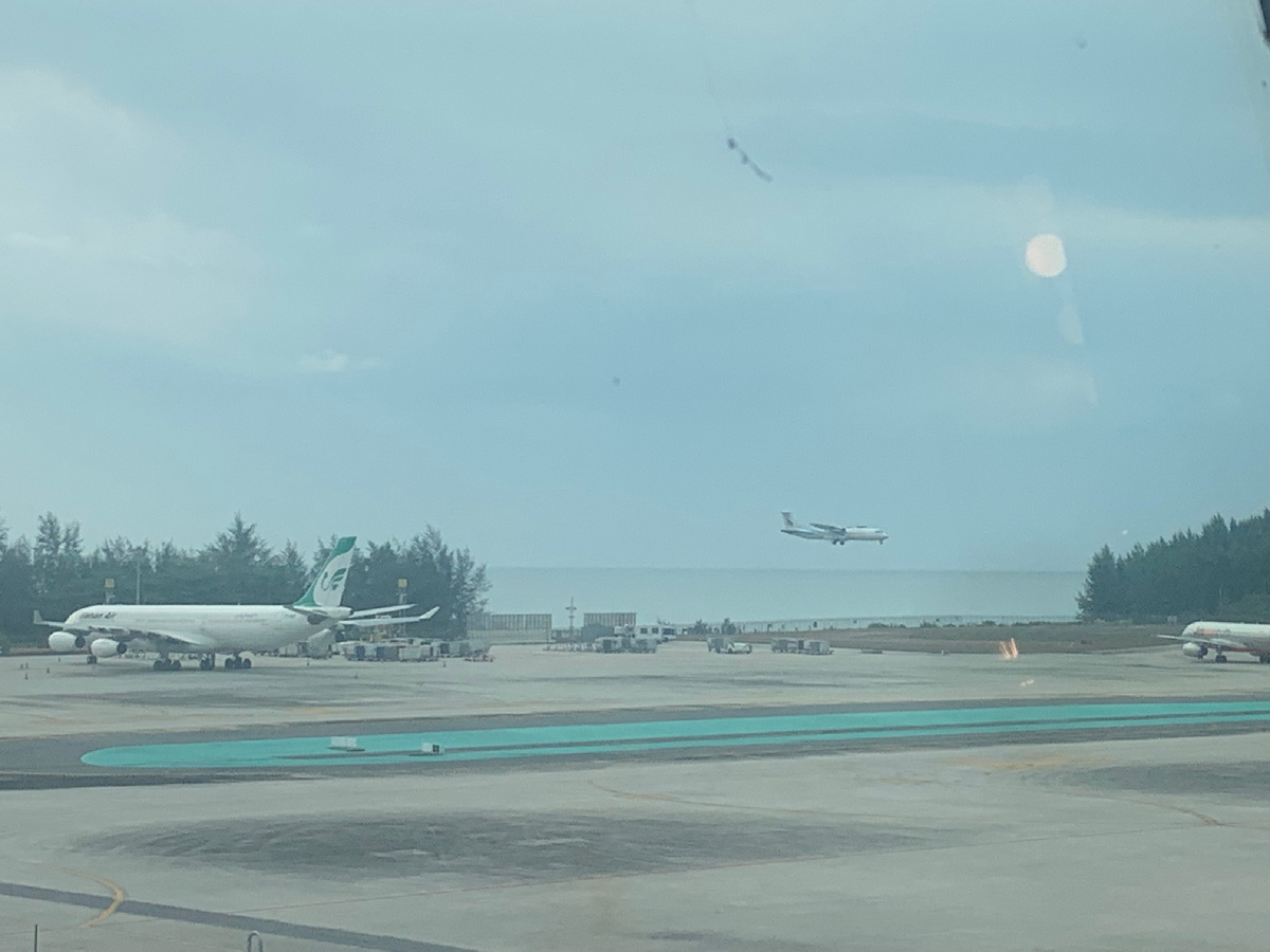 Заход на посадку самолета в аэропорту Пхукета