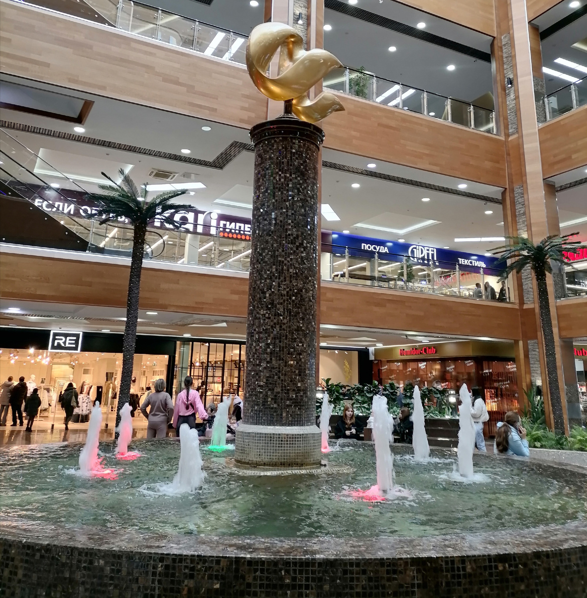 Я знаю, что наша природа чудо как хороша, но и от совершенства устаёшь. Поэтому картинку надо иногда менять. Мне, например, это показалось тоже красивым.