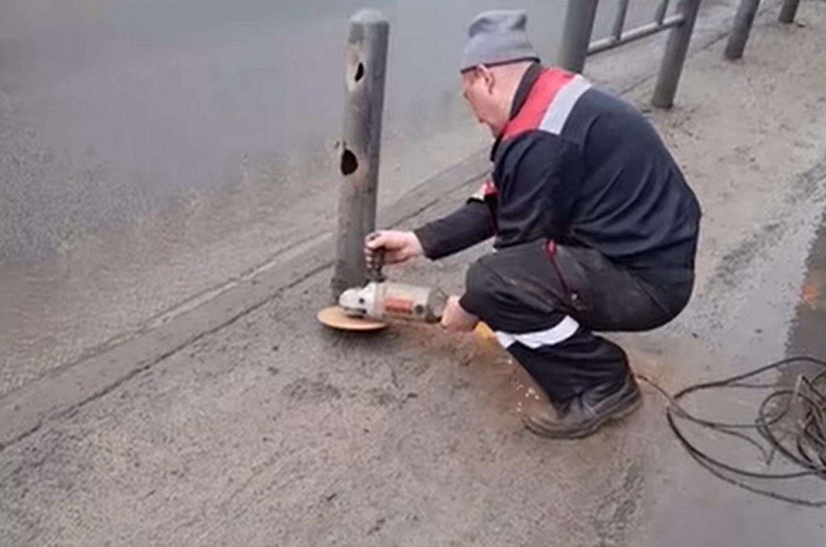    Ремонт дорожных ограждений в Петрозаводске. Фото: Инна Колыхматова/ВК