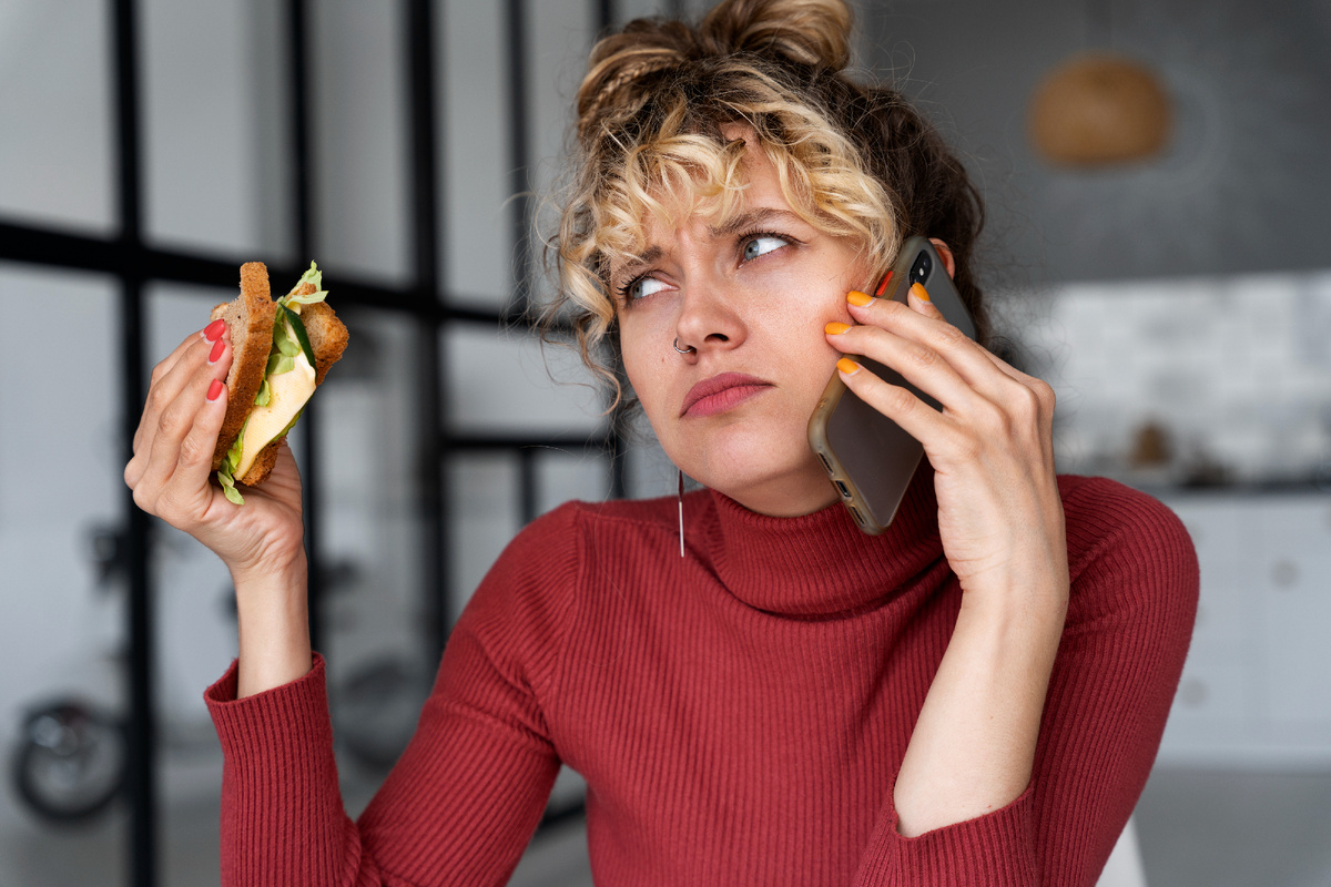 Freepic. Почему я переедаю? Вы переедаете, потому что используете еду как способ справиться с неприятными эмоциями, стрессом или другими психологическими факторами, вместо того, чтобы удовлетворить физический голод.