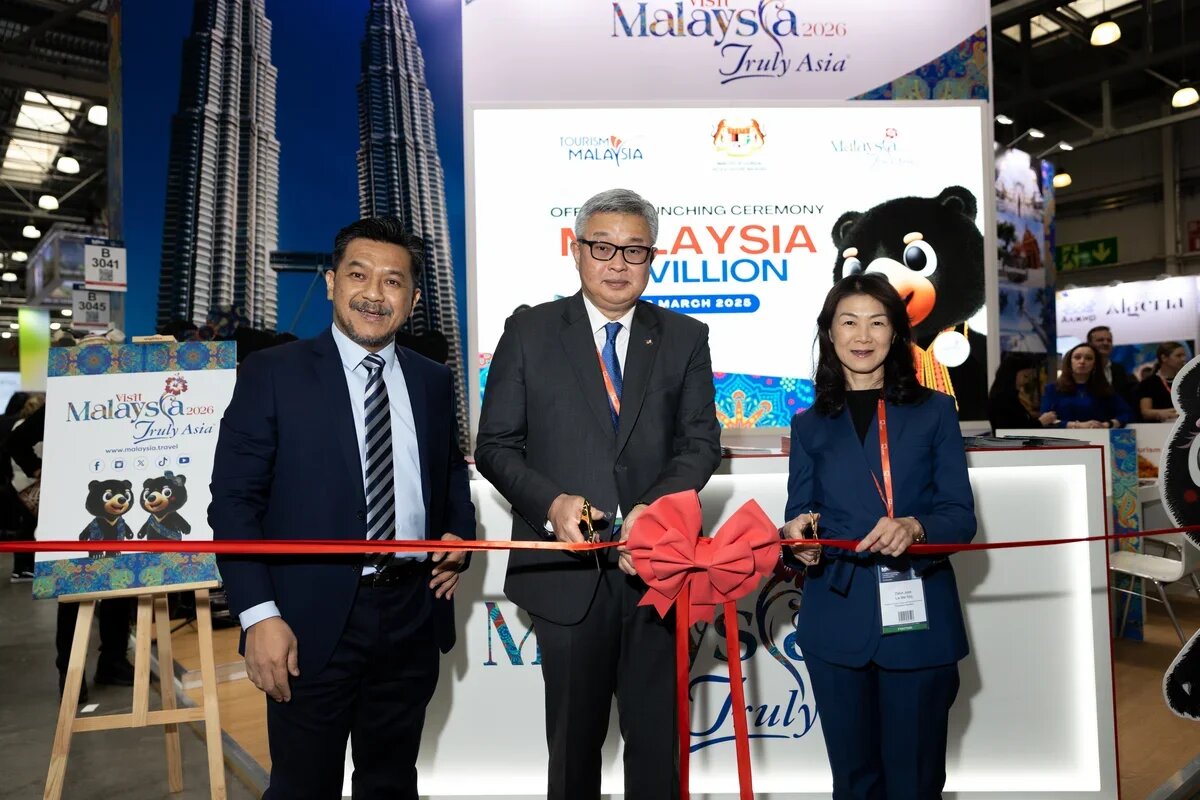    Посол Малайзии в РФ Дато Чеонг Лун Лаи, постоянный секретарь Министерства туризма, культуры и окружающей среды Сабаха Датук Джоси Лай Мей Синг и директор Tourism Malaysia Moscow Зулкифли бин Мохамед. Фото: Tourism Malaysia