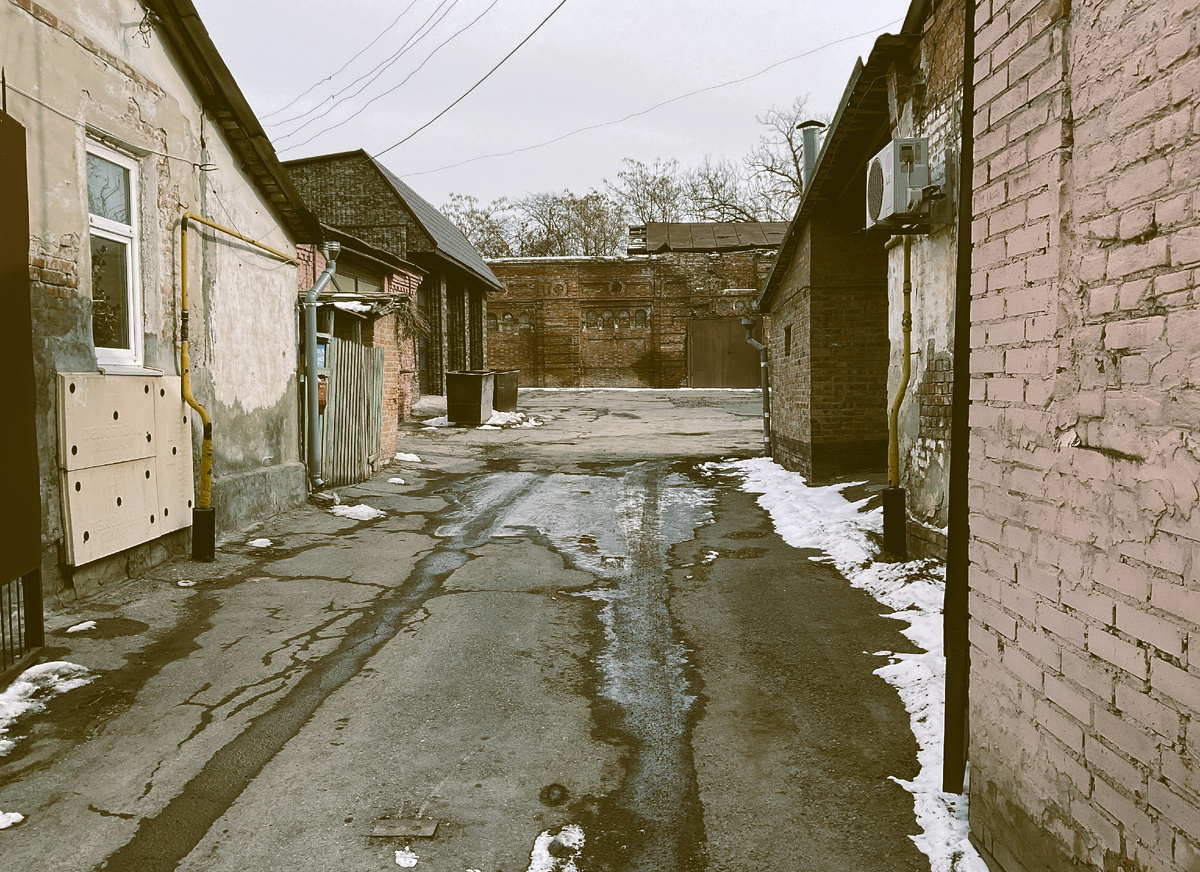 Проулочек в переулке Антона Глушка. Видна частькакой то старой стены. Фото автора.