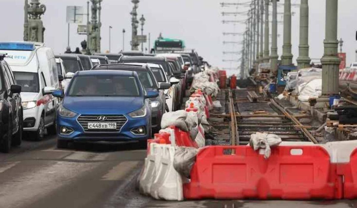     Движение по Троицкому мосту. Источник: kommersant.ru Автор фото: Пресс-служба комитета по транспорту СПб