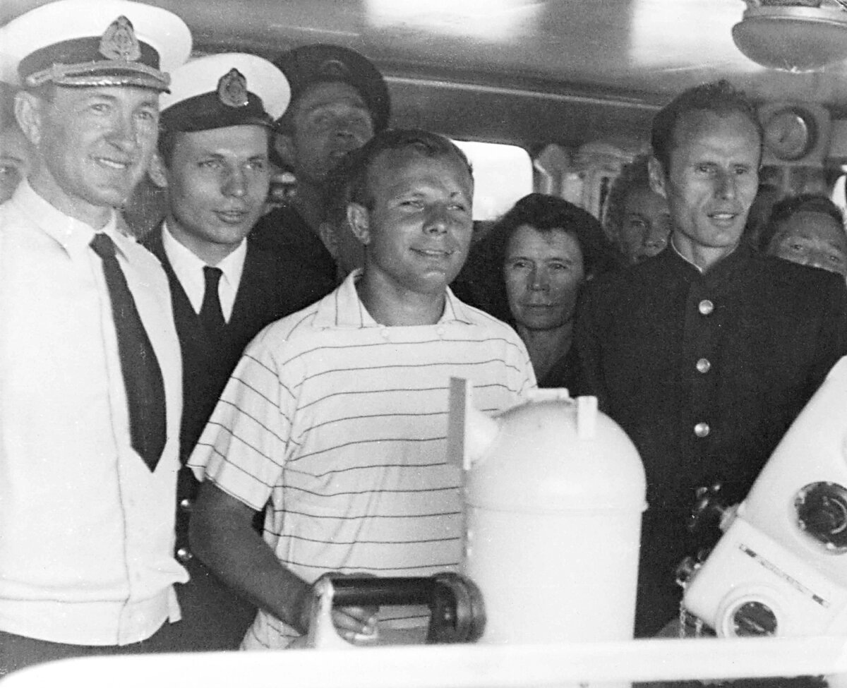 Подпись: Ю.А. Гагарин на теплоходе «Космонавт Гагарин». Фото из архива Волжского пароходства