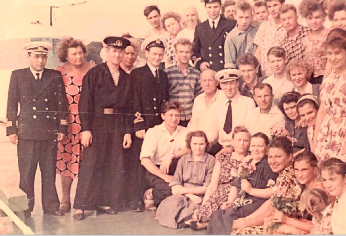 Юрий Гагарин с экипажем и пассажирами теплохода «Космонавт Гагарин». Фото из архива Волжского пароходства