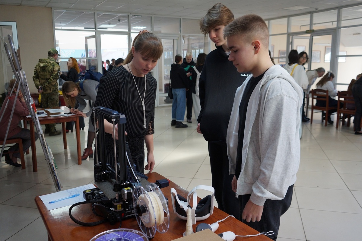 Старшеклассники «печатают» модель самолета с библиотекарем Б. Козино Е.С. Буйловой.