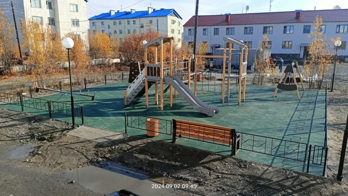   Детская площадка на Чукотке. Фото: Сергей Сулыма