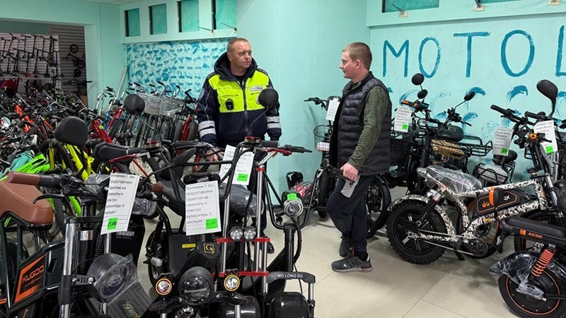    Автоинспекторы проводят беседы по безопасному использованию средств индивидуальной мобильности
