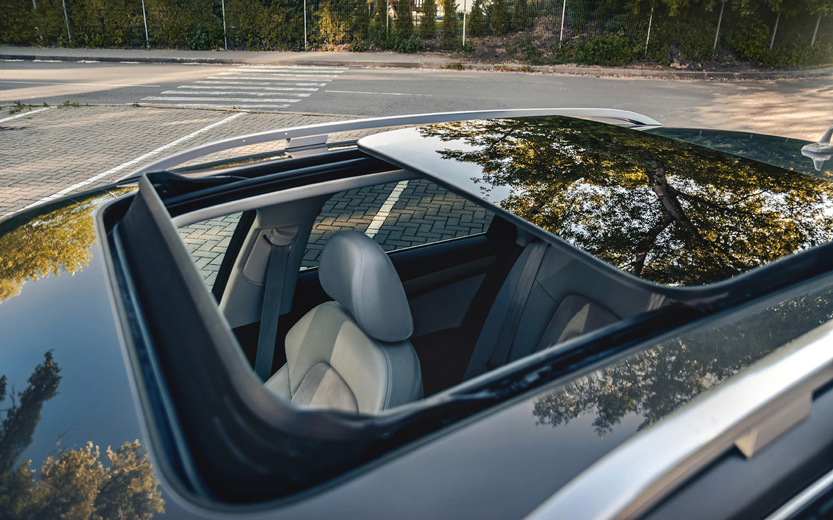 Andrew Zaikovskyi / Shutterstock / FOTODOM📷За створкой люка в потолке необходимо периодически ухаживать, очищая дренаж, уплотнения и смазывая механизм привода