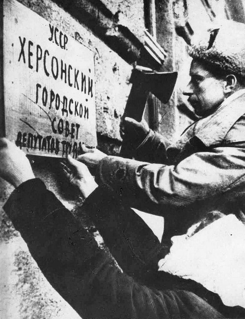 По итогам освобождения города Херсона Василий Маргелов и Александр Дорофеев получили звания Героев Советского Союза. Жители Херсона до сих пор хранят память о подвиге великих командиров. В городе установлен бюст Василия Маргелова, ставшего в послевоенные годы «отцом» ВДВ СССР.