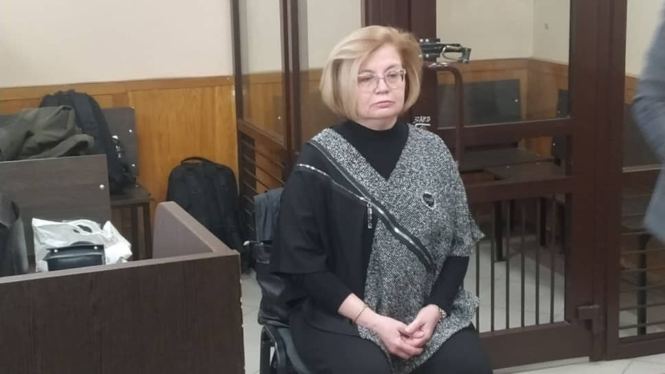 Экс-главе ЗАГС Татарстана и ее подчиненному продлили домашний арест на три месяца.📷Фото: Фото: Коммерсантъ / Диана Соловьёва