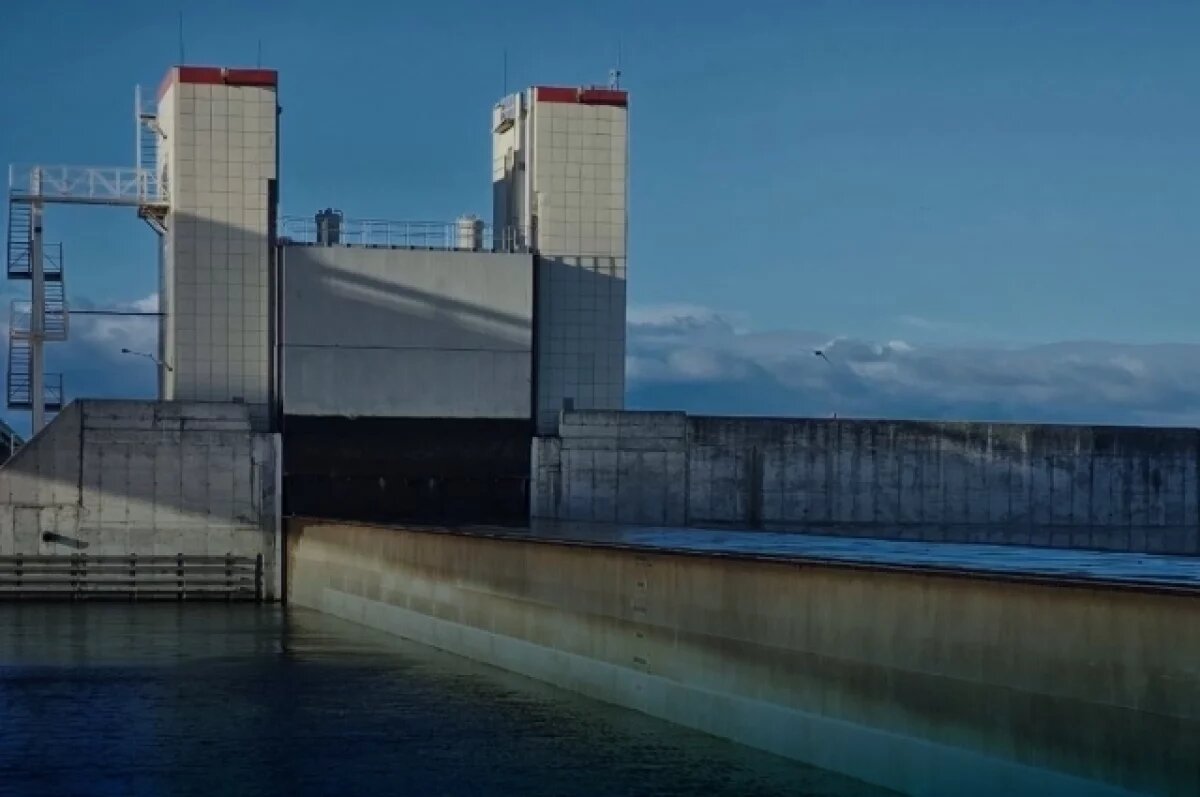    Дамба в Петербурге блокирована из-за крупной аварии с грузовиком