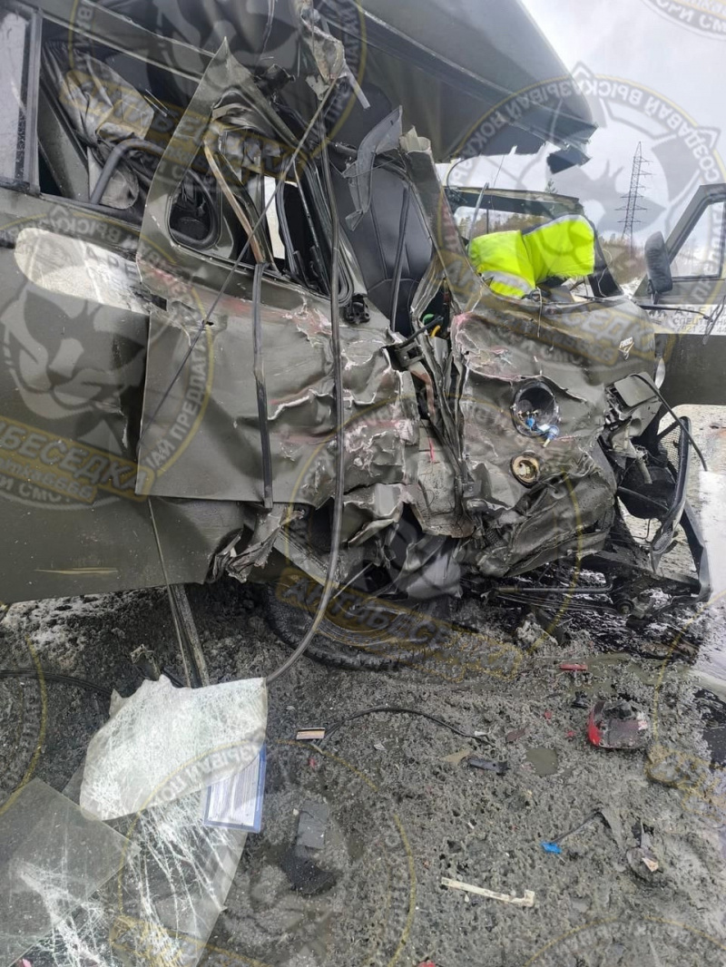    Кабину грузовика смяло после столкновения с самосвалом в Карелиипаблик "АНТИБЕСЕДКА - КОСТОМУКША"