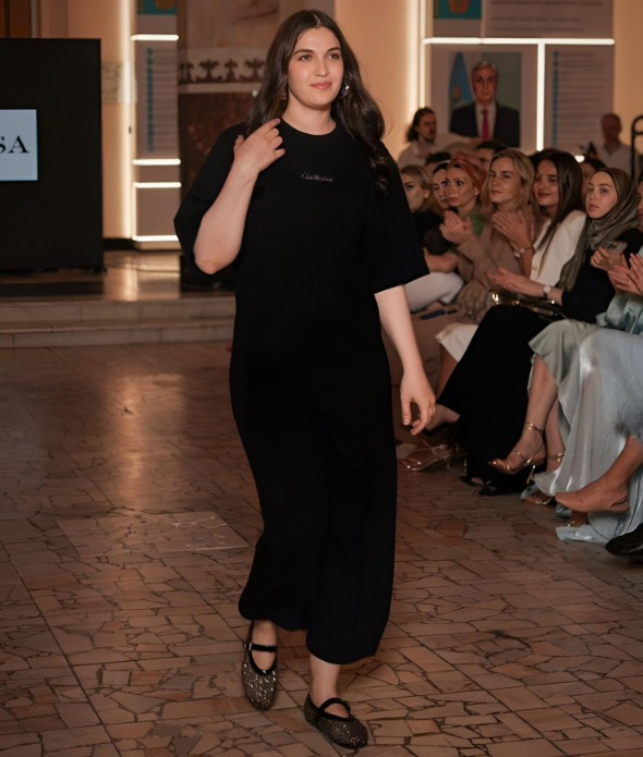 Сабина Малхозова на дипломном показе коллекции «Легенда 5642»