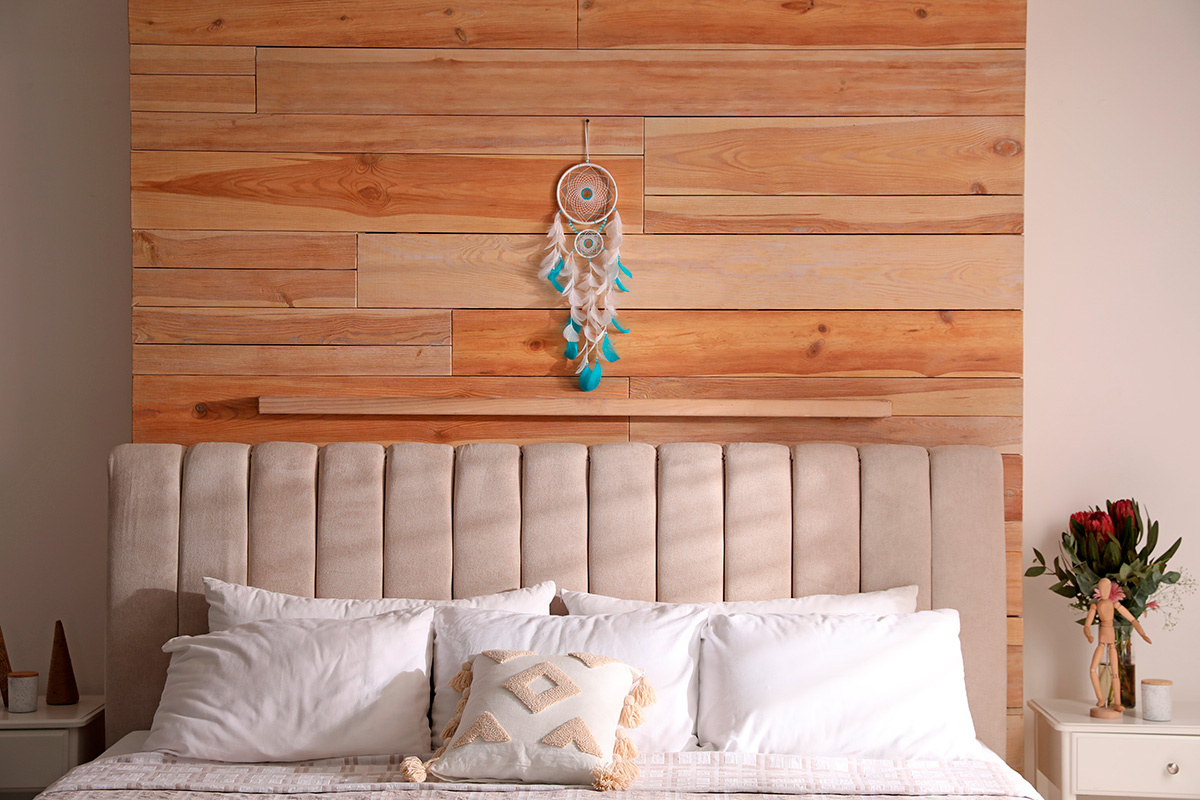 New Africa / Shutterstock / FOTODOM📷По традиции ловец снов вешают над изголовьем кровати, но в современном интерьере для него можно выбрать любое другое место