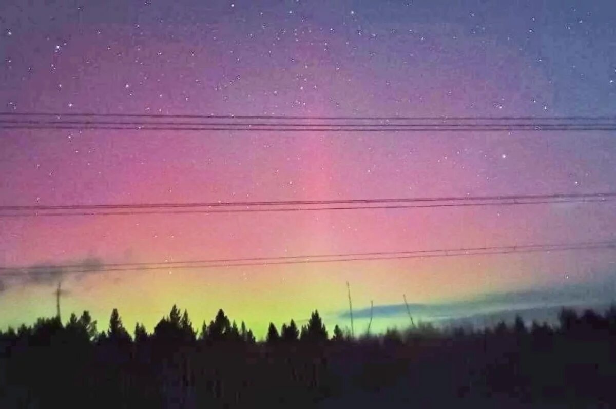    На севере Иркутской области погода была ясной и сияние удалось сфотографировать.