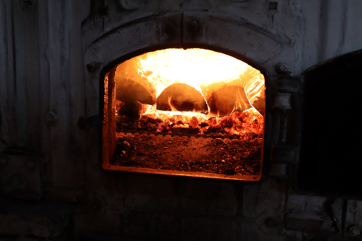 В топке большой печи пышут жаром угли