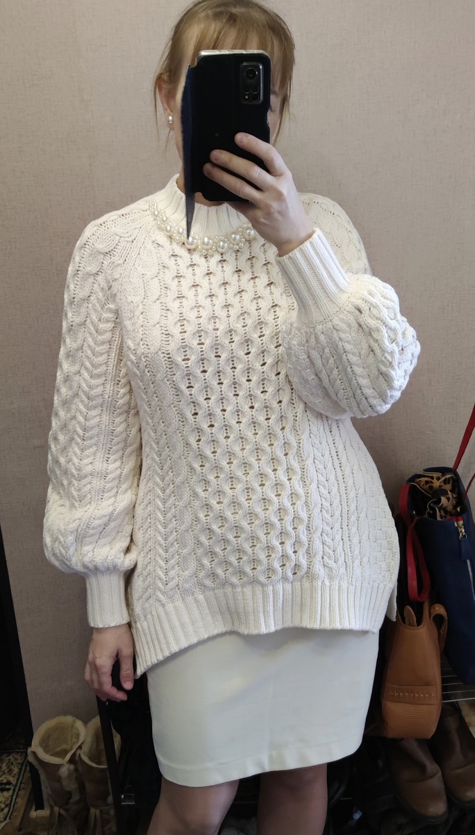 Помимо рельефа, главным украшением джемпера H&M & Simone Rocha является вышивка бусинами из искусственного жемчуга