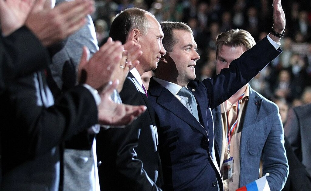 Дмитрий Медведев и Владимир Путин на XII съезде «Единой России». Источник изображения: сайт ru.wikipedia.org