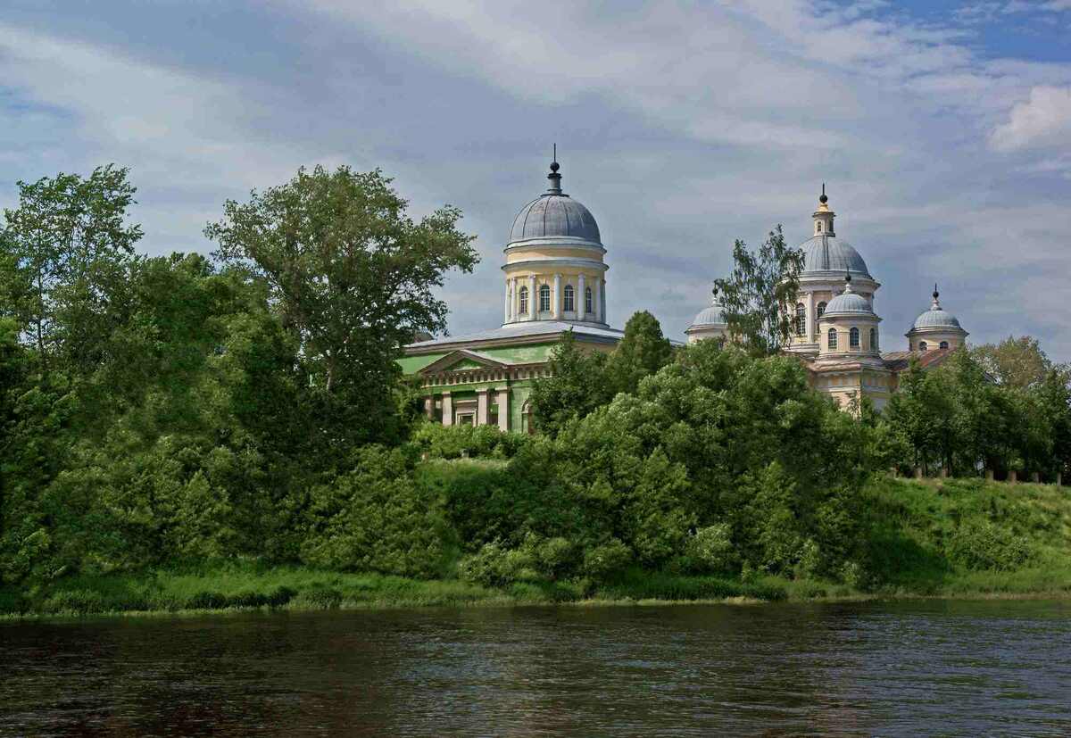 Храм в Торжке - красота для русской души. Фото Яндекс.Картинки. 