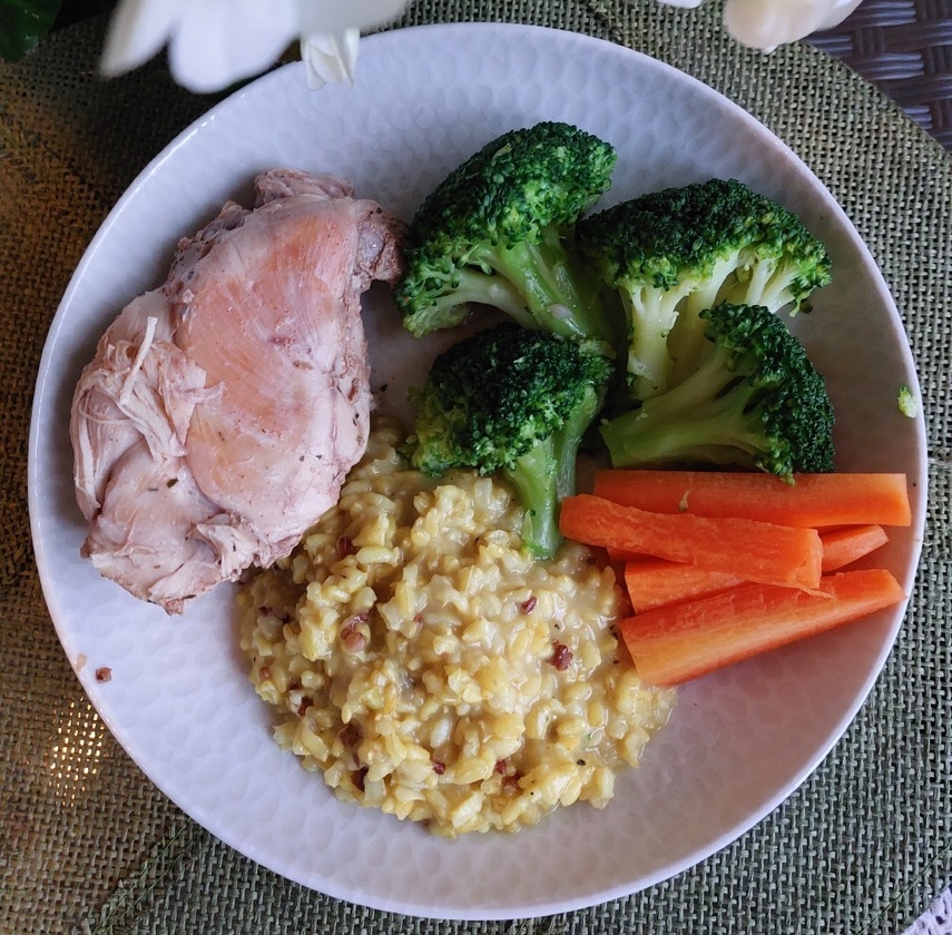 Обед по конструктору от Ани Прокофьевой: бурый рис, овощи, кролик. Все прекрасно! 