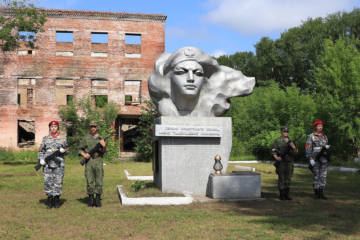 Памятник Герою Советского Союза Анели КЖИВОНЬ.