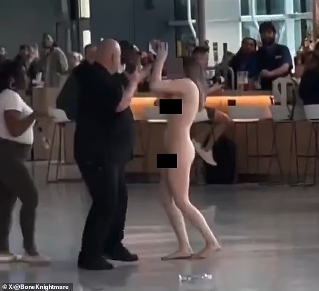 Женщина разделась догола и ворвалась в терминал D аэропорта Далласа и Форт-Уэрта, устроив потрясающий публичный скандал, в результате которого пассажиры были ошеломлены, а сотрудники аэропорта не заметили ни одного человека.