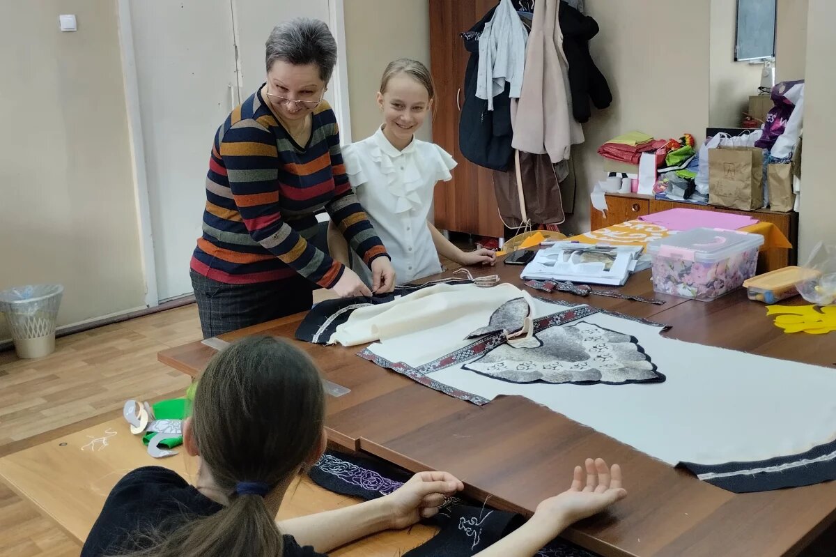    Девочки из поселка имени Горького учатся шить одежду из рыбьей кожи.