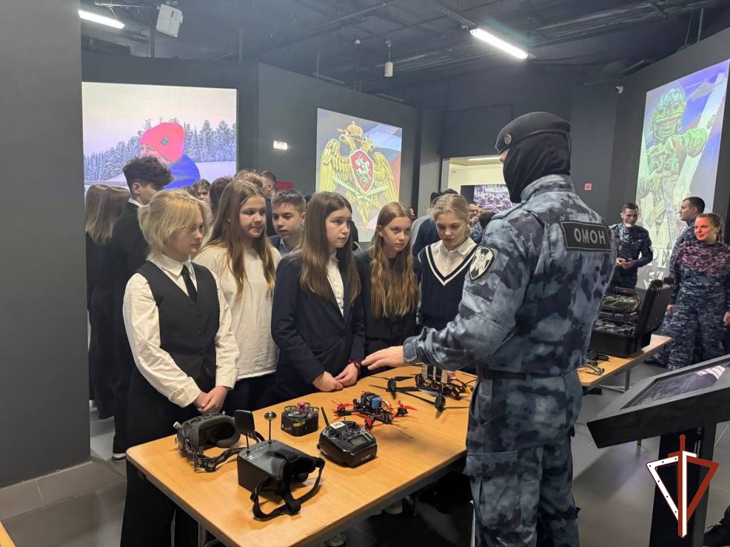    В Сургуте ко Дню войск национальной гвардии в историческом парке «Россия — моя история. Югра» открылась тематическая фотовыставка