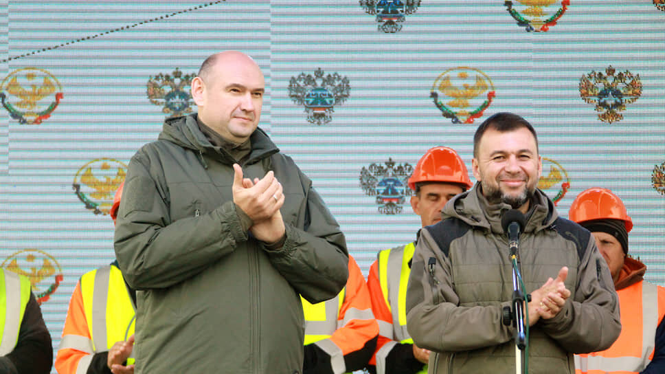 Евгений Солнцев (слева) и глава ДНР Денис Пушилин (справа).📷Фото: Василий Дерюгин / Коммерсантъ