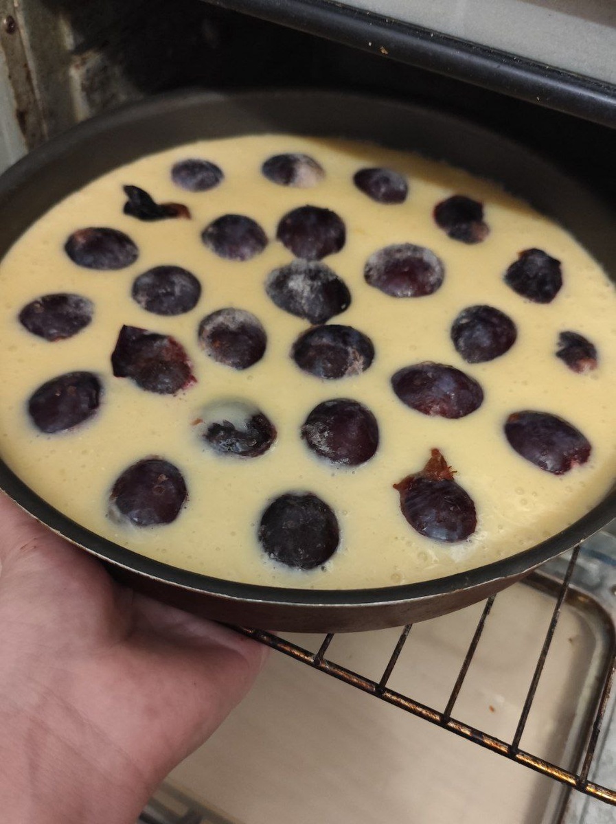 Если присмотреться, то можно увидеть лёгкий снежок на сливе😂😂😂