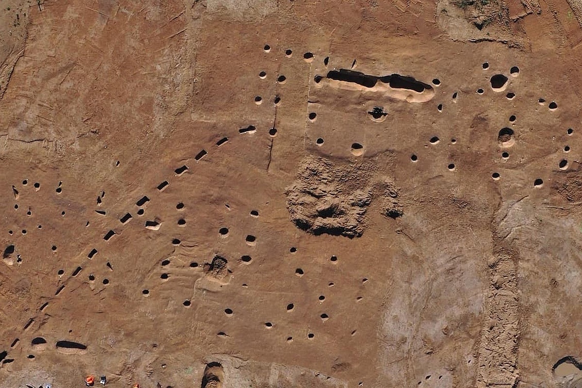 Вид с воздуха на поселение бронзового века в долине Шельды https://rodina-history.ru/2025/03/21/samym-strannym-predmetom-v-derevne-epohi-bronzy-stal-sunduk.html?utm_referrer=https%3A%2F%2Frg.ru%2F