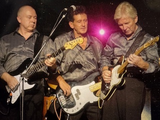 Музыканты The Searchers на сцене (2023)