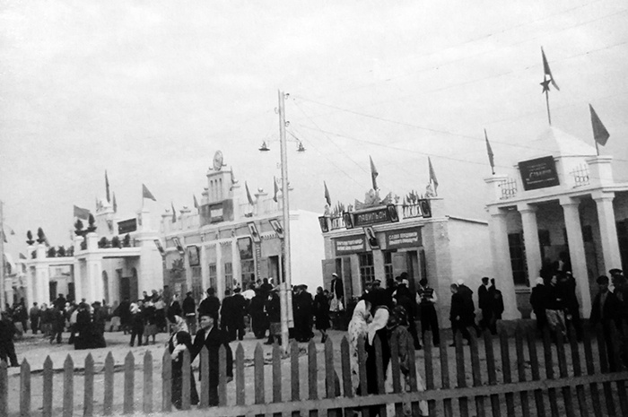 Тихорецкая районная сельскохозяйственная ярмарка как аналог ВДНХ в Москве. 1957 г.
Фото предоставлено Тихорецким историко-краеведческим музеем.