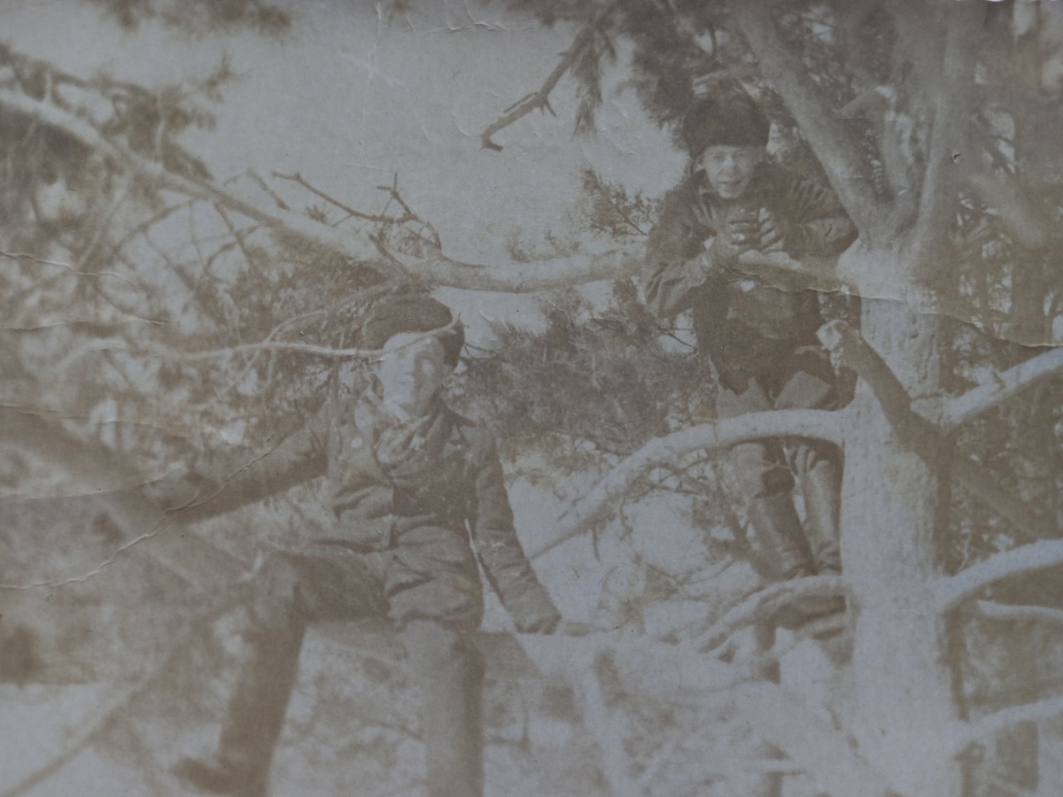 Фото из моего семейного альбома. Мой папа справа.