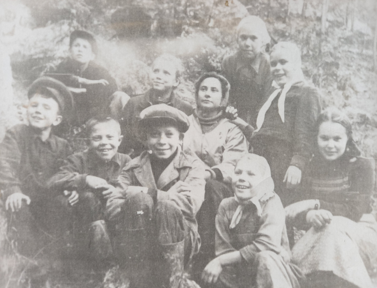 Послевоенное детство. Мой папа в центре.Фото из семейного альбома.