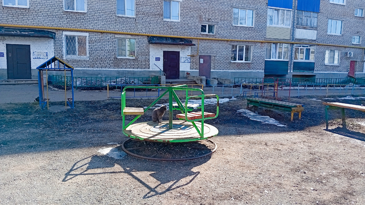 дому родителей около 50 лет. В этой квартире еще бабушка с дедушкой жили пока не переехали в дом.