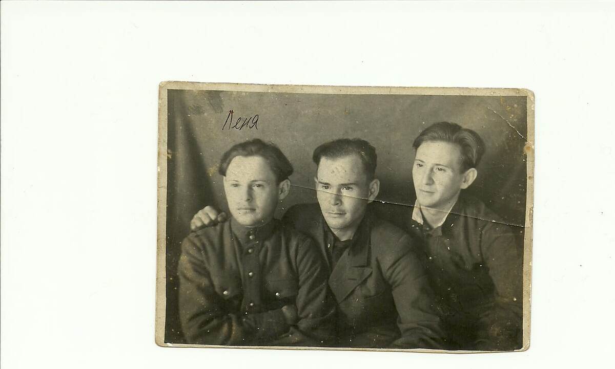 На фото слева направо: Леонид, Валентин и Евгений Македонские (бабушкины братья, на снимке нет брата Всеволода) 