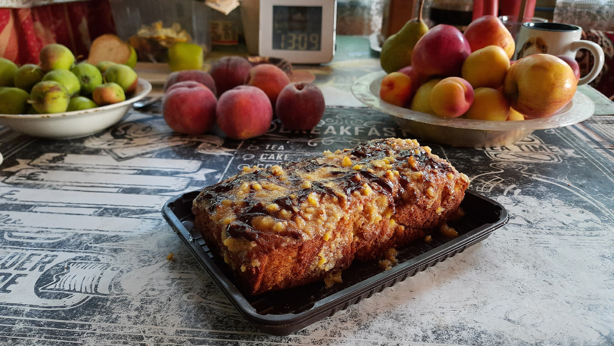 Апельсиновый кекс с апельсиново-лимонной глазурью и шоколадным соусом сверху