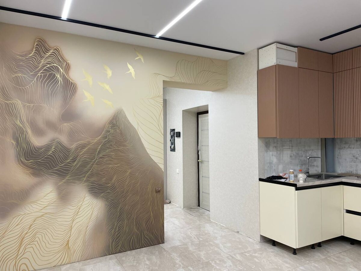 Роспись стены на кухне сочетается с цветом кухонного гарнитура и поддерживает общую стилистику