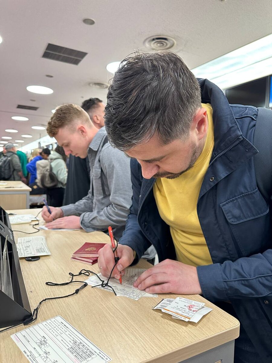 Заполнение формы в аэропорту Токио Ханеда
