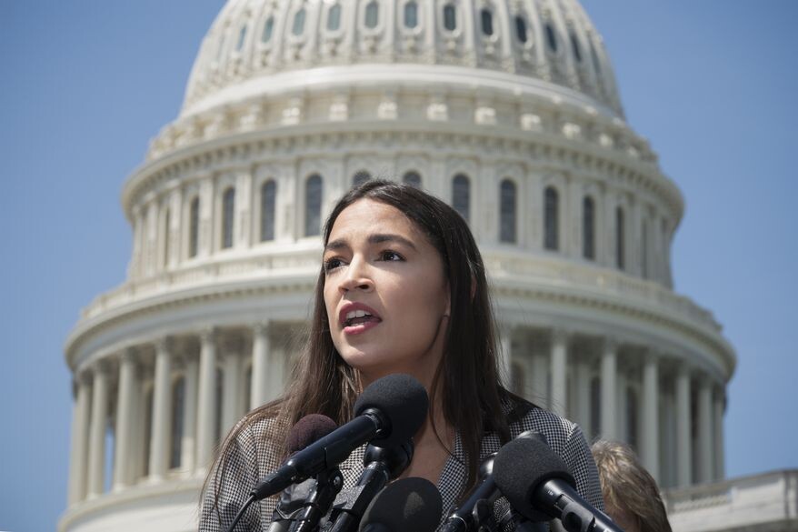 А. Окасио-Кортес на митинге в Вашингтоне