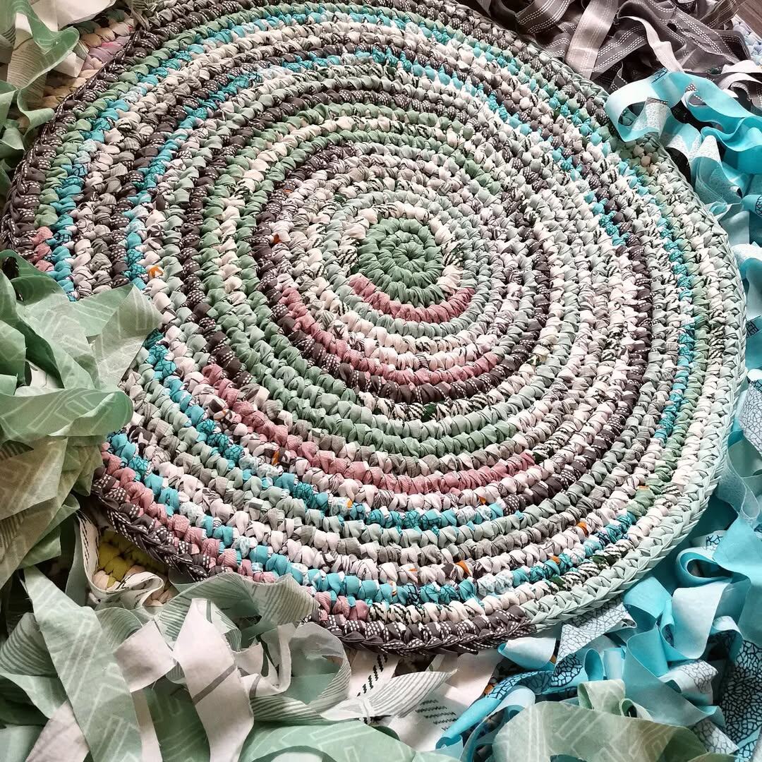 Коврик , связанный крючком из полосок ткани.