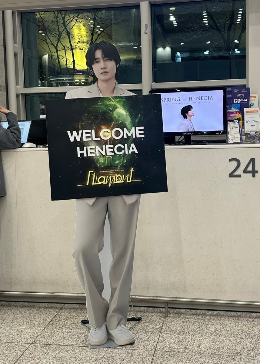 Фото не мое, такая ростовая фигура стояла в другой день встречи, но табличка такая же😂