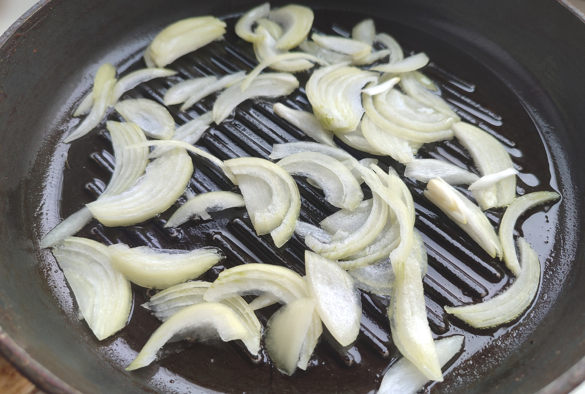 Первая порция масла, она же останется и для кабачка, только подолтьем немного потом.