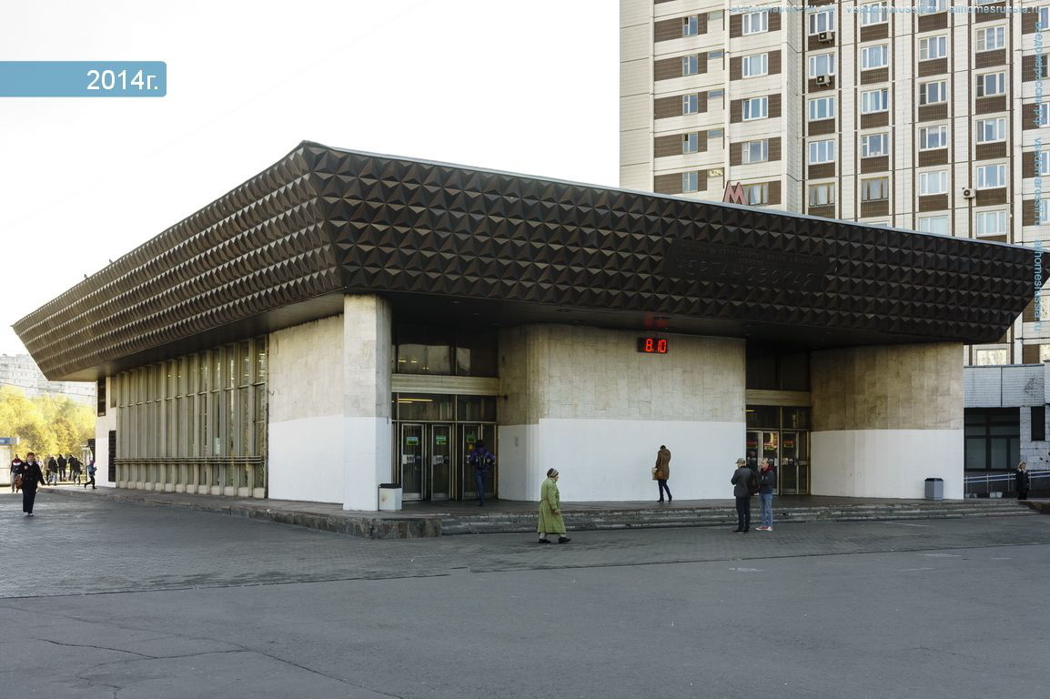 Вот слева где люди и деревья, газоны