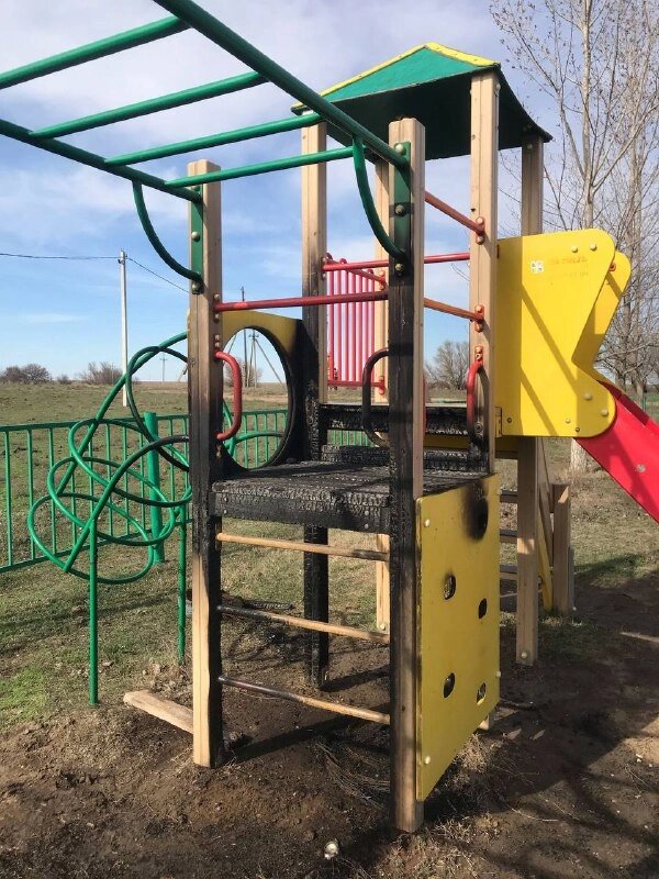    В селе Кондаковка сожгли детскую площадку Фото: Администрация Красноярского района Астраханской области