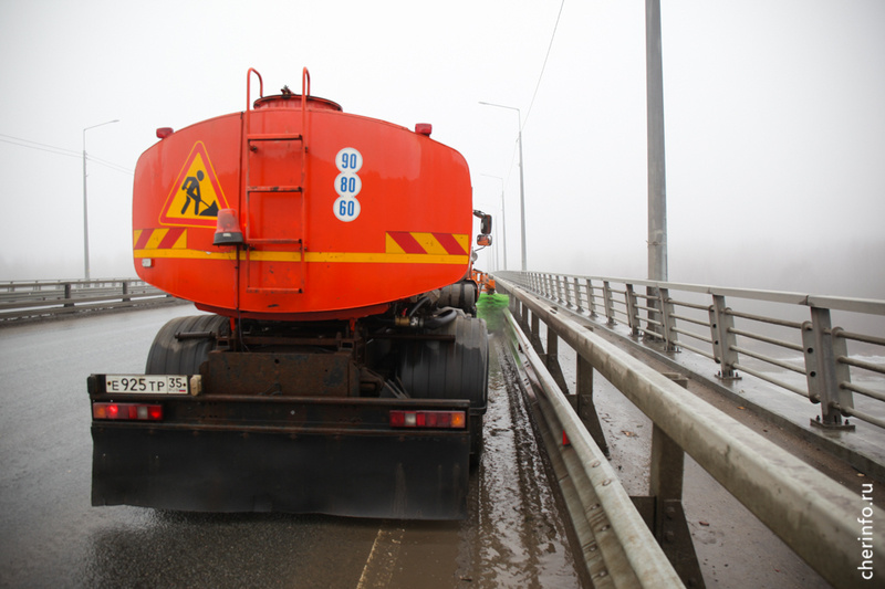   Сегодня сотрудники "Спецавтотранса" отмывают ограждения на Архангельском мосту.